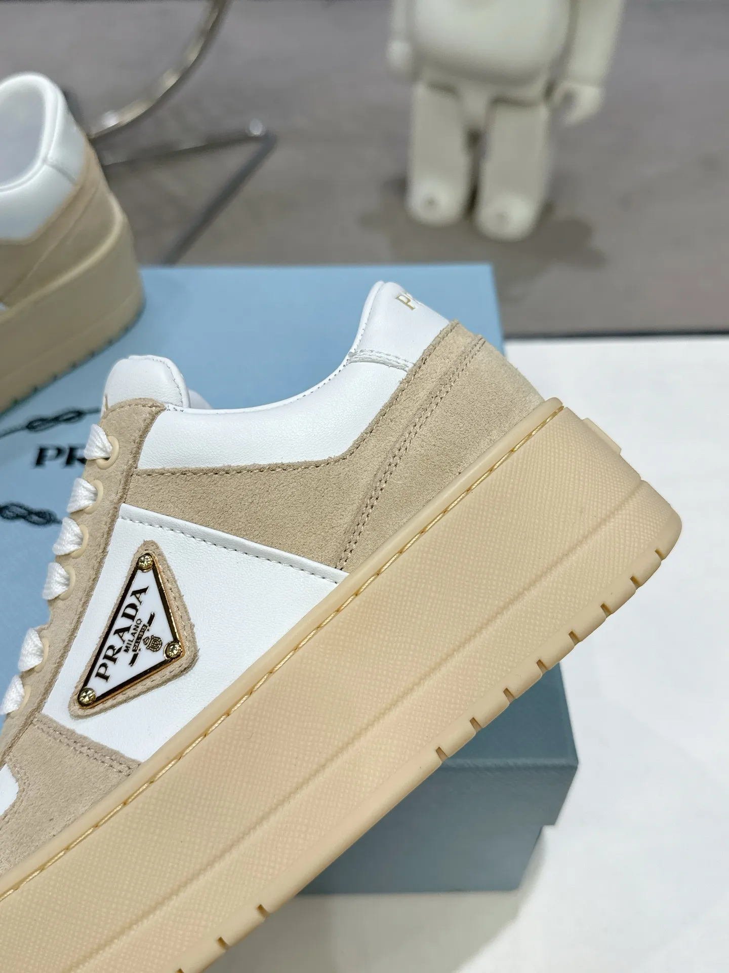 👟👟Ex-factory price 600👟👟 Prada Latest Downtown Bold series Thick-soled Platform Shoes Triangle Logo Casual Sports Shoes White Shoes Original purchase, development and production Downtown Bold sneakers are inspired by the basketball shoes of the 1980s, with sporty design and exquisite details. Crafted from perforated leather, the statement platform sole provides a unique, modern style. The Prada logo is interpreted from different angles, decorated with the iconic enameled triangular metal logo, highlighting the unique classic style. Exquisite packaging at the delivery counter🛍📦 ▪️Fabric: Original custom imported first-layer cowhide ▪️Inner lining: Original imported sheepskin ▪️Outsole: Original open-molded ultra-light foam material ▪️Sole thickness: 4.5CM ▪️Size: Women's 35-40